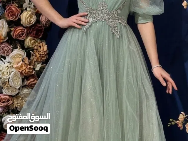 فستان ملبوس مره وحده جديد كولش ونظافه 99 بالميه لونه نفس الصورة. بالضبط قياسه