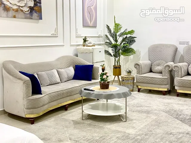 غرف مريحه جداً بنظام الشاليه  بركاء الرميس بخصوصيه تامه بأسعار رائعه  وبها جلسه خارجيه.