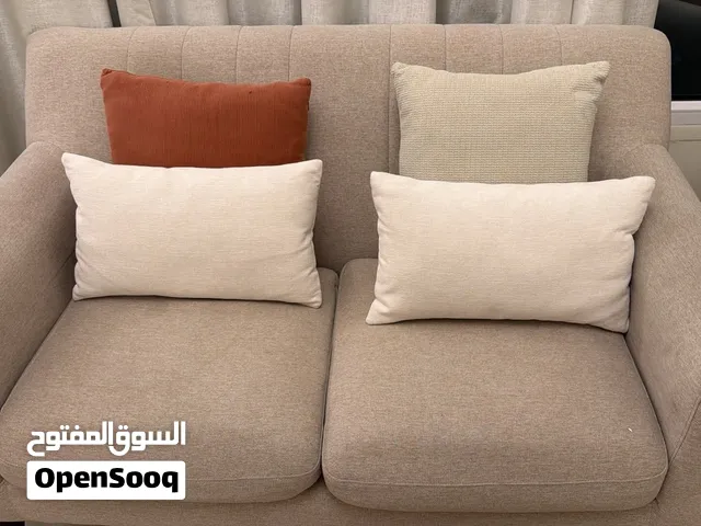 كنب كبير 3 مقاعد و كنب وسط 2 مقاعد و كرسي نظيف مع مخدات طقم كامل سعر 1،500