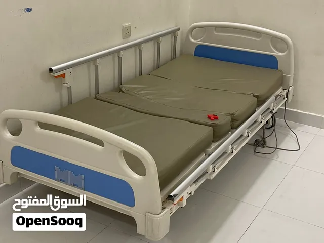 عدد 2 سرير طبي بجميع ملحقاته بحالة جيدة جداً