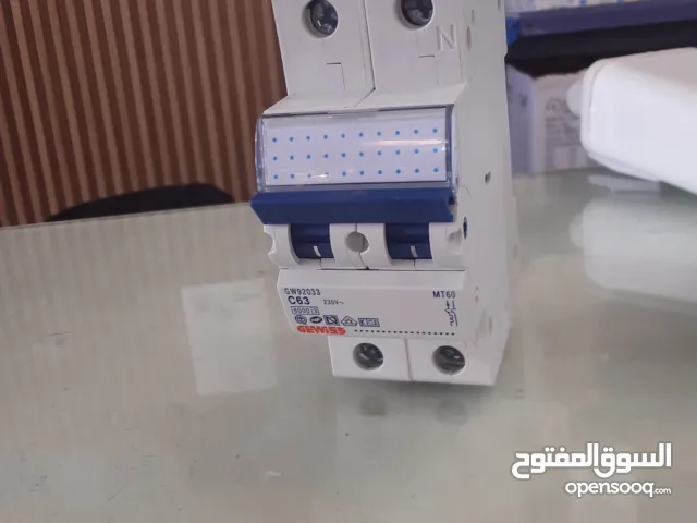 فني كهرباء منازل و شقق و مباني وتركيب كوابل اعمدة و تشطيب وتركيب مواد صحية