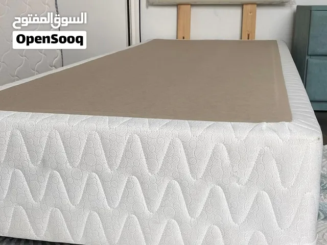 سرير فرد ابيض
