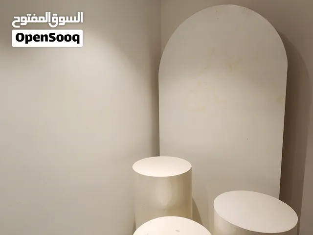 خلفية مع 3 ستاندات دائرية للبيع