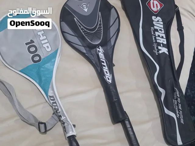 مضارب سكواش وتنس: تظهر الصورة ثلاثة مضارب رياضية، اثنان منها من ماركة Dunlop (طرازات Whip 100 و Temp