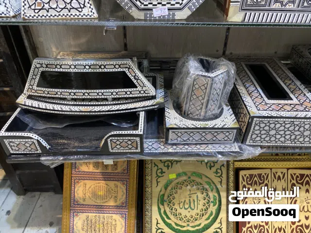 اكسسورات مكتبية تحف ديكورات صنادق خشب وصدف دروع خشبية قارمات مكتب كرة ارض اطقم مكتبية صدف تطعيم يد