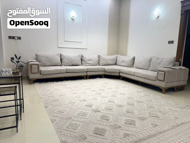 عندي هذا  الكورنر الركني العصري للبيع مستخدم استخدام جداً خفيف شرط خدش ما مخدوش تجي وتشوفه شرط الفحص
