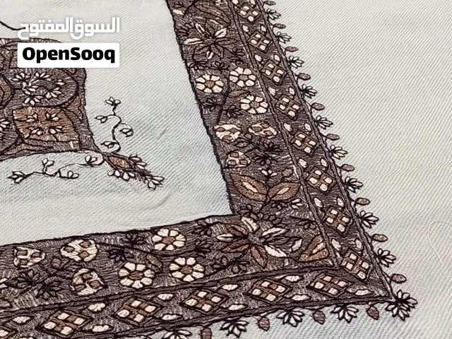 للبيع شال بشمينا كشميري أصلي 100%   **المميزات:** - الخامة: صوف بشمينا أصلي ناعم جداً ودافئ - التط