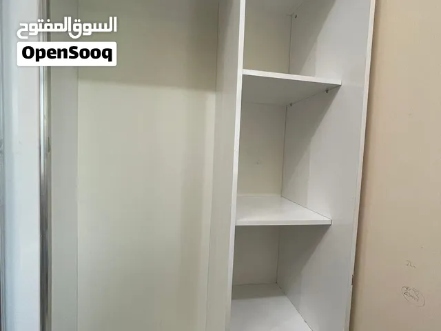 خزانة ومكنسة للبيع