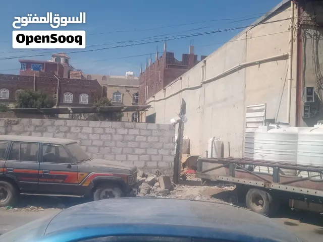 حوش في مكان راقي وفي منطقه كثافه سكنيه وحي تجارية جورا مدرسه الامجاد الدوليه لايجار