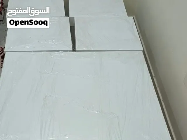 طاولات ارضيه كبيره متر في متر و4 طاولات خدمه نص متر في نص متر
