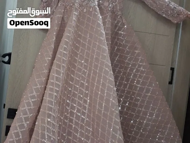 فستان ثقيل مميز للايجار