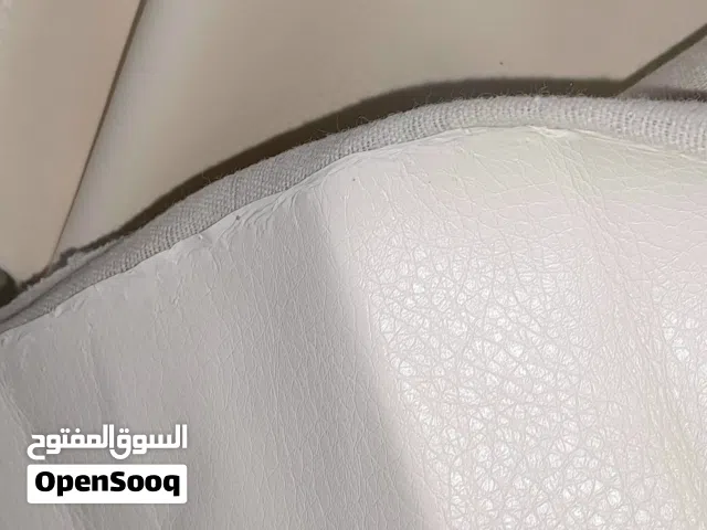 قطعة جلد للتنجيد عدد 2 لون ابيض والثاني اوفيايت طول كل قطعه 3 متر للبيع