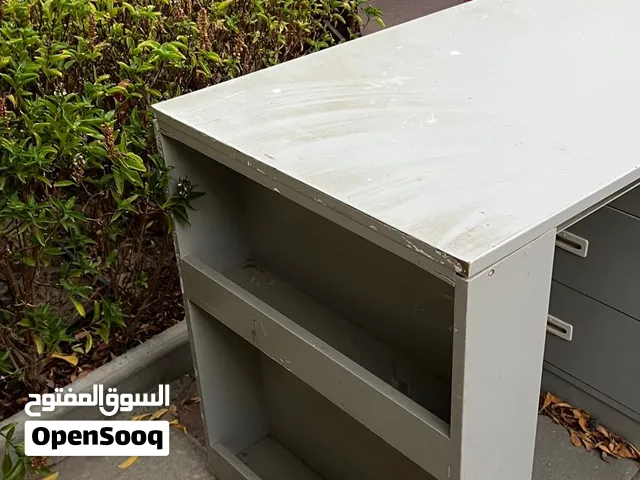 طاولة تنفع للمذاكرة فيها اكثر من درج و منفذ ايضاً و فيها كثر من الخواص ( قابل للتفاوض)