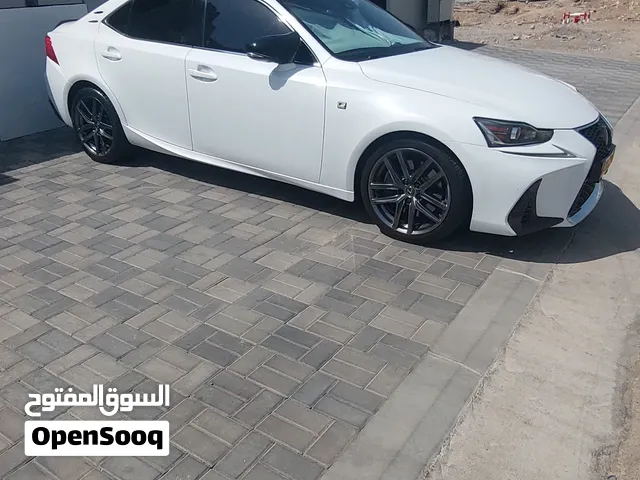 للبيع لكزس IS300 F Sport  اصل دفريشن بحالة ممتازة موديل 2020