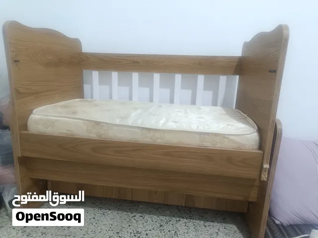 سرير اطفال بحالة جيدة بفراشه مع كروسة وكرسي سيارة
