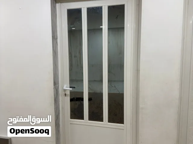 للبيع أبواب داخلية (خشب وألمنيوم) بحالة ممتازة ونظيفة