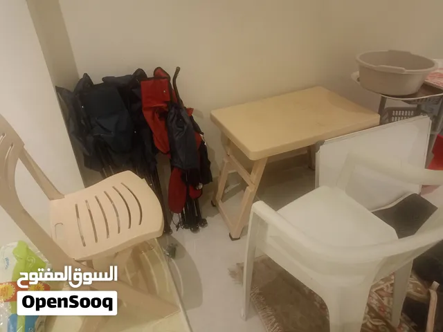 كرسيين بلاستيك ومنضدة و3 كراسي بحر