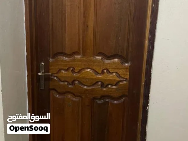باب ميرندي خشب احمر نضيف مع الحلق. مقاس 92 عرض ومع الحلق يكون متر60 الف