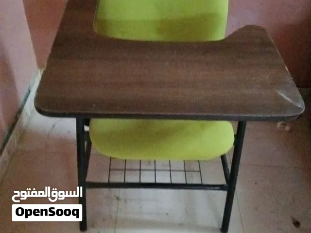 كرسي مع طاولة للبيع