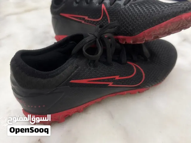 حذاء رياضي بتصميم أنيق ومريح متخصص لكره من الماركة نايك الحجم 38 موديل النسخه الجديدة
