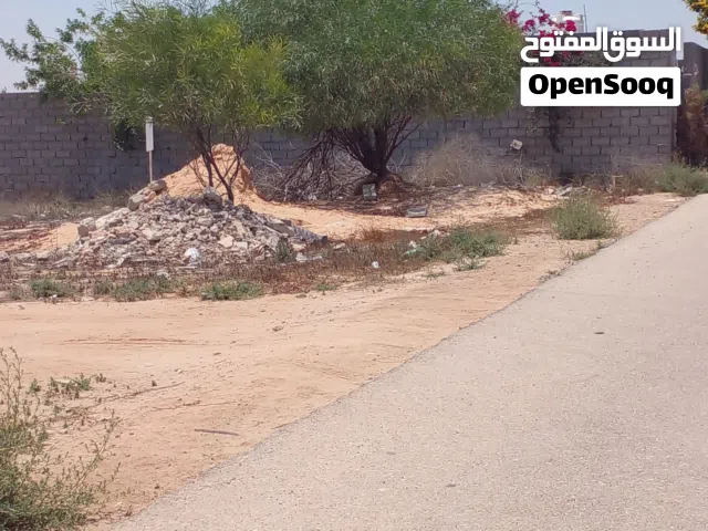 ارض في مقسم علي طريقين  في السكت للبيع  في ما يعرف حي الشراقة
