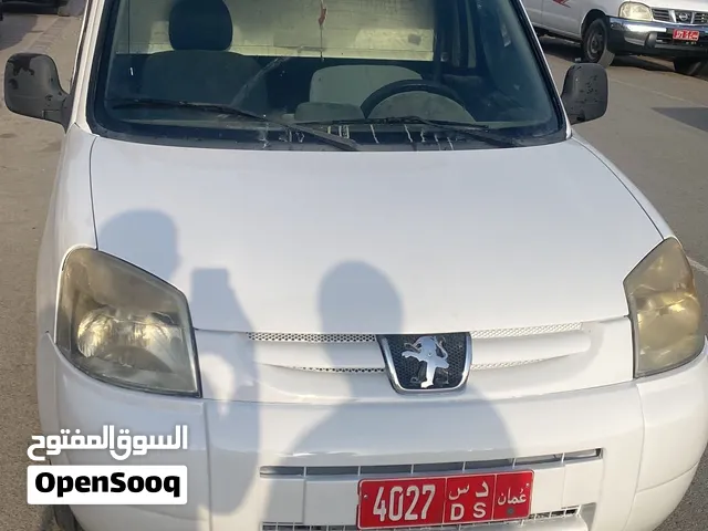 بيجو بارتنر 2011 خليجية لون أبيض باص فان مرخصة مع تأمين وسائط متعددة