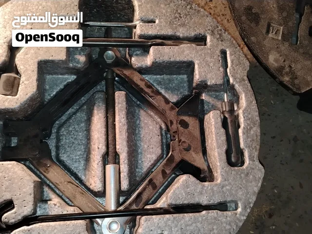 كريك سيارات جديد يدوي معه مفتاح 22 و مفتاح 14 و كشافيتي ب 150