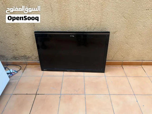 شاشة LCD شركة KMC مستعملة ، الحجم أكثر من المعروض أظن، بس ما فيه خيار أكبر من 34.1 إنش