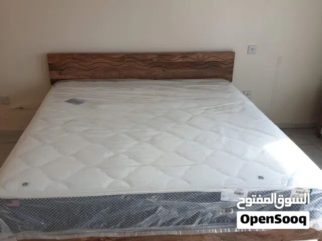 سرير خشب طبيعي كنج سايز مع مرتبة امريكي وكومدينو عدد2