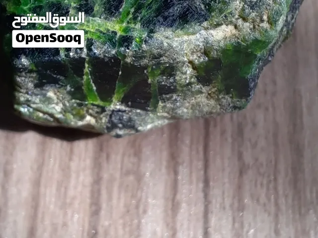 حجر لعل أخضر (جارنت) طبيعي خام فاخر – 137.5 قيراط
