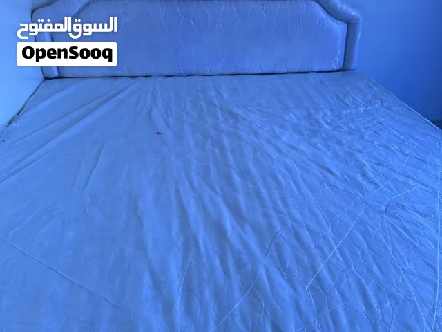 سرير كبيره مع الدوشك bed