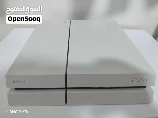 بلايستيشن 4 فات النسخه البيضاء مركب عليها SSD 500g بحاله ممتازه