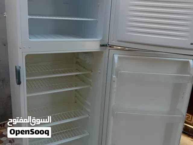 ثلاجة بيكو اللون ابيض شغالة اومرها تمام محرك الدار بإصدار في الباب من تحت كما هي في الصورة