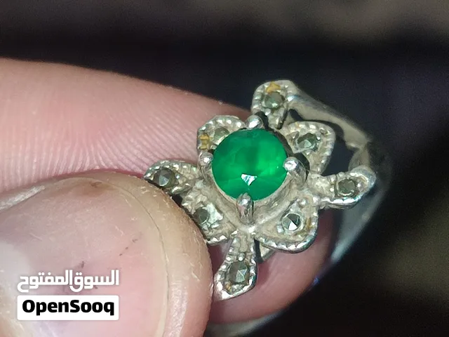 خاتم مدموغ الحجر على الخاتم متوقع أنه زمرد انتيكا قديم  + حلق تركيب على الخاتم مختوم 925