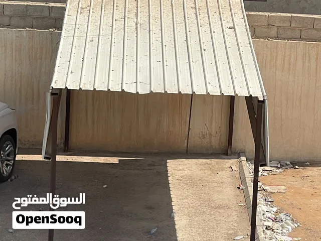 مظلة شينكو حالتها ممتازة للبيع تتسع سيارة تاهو (يوكن)