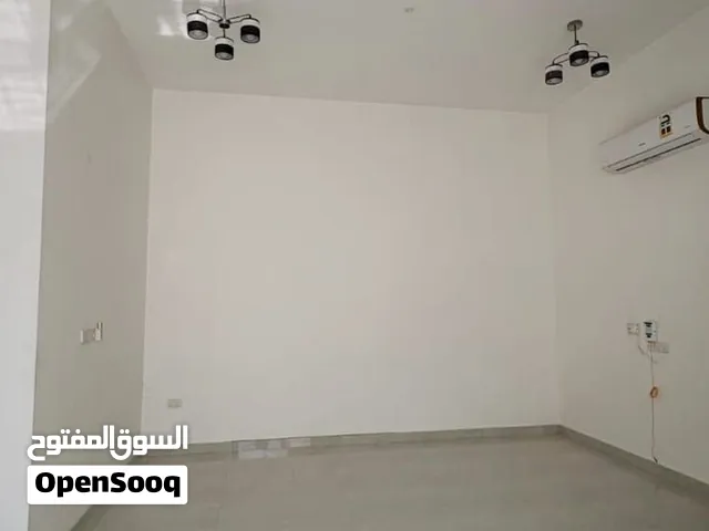 شقه للايجار في مسقط المعبيله الجنوبيه حي الراويه الطابق الارضي تتكون من 3 غرف نوم وصاله ومطبخ ومخزن