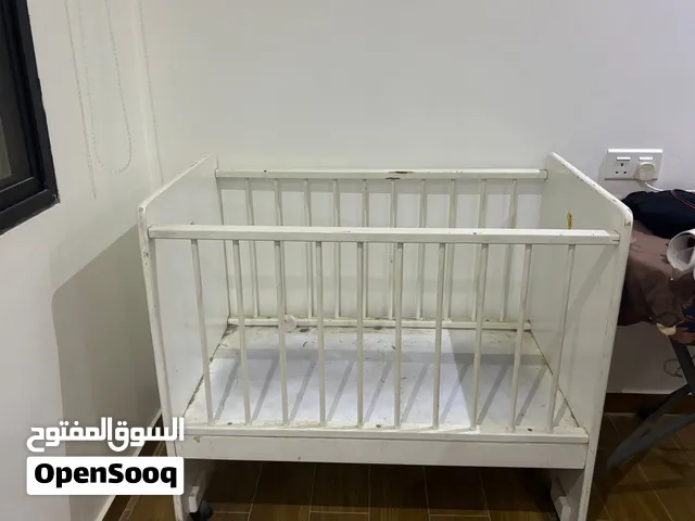 سرير أطفال لا يعاني من شي بالحاله جيده