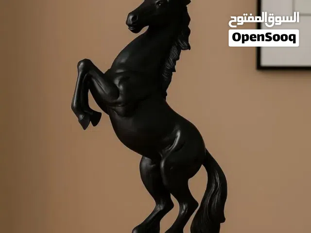 تمثال حصان أسود فاخر