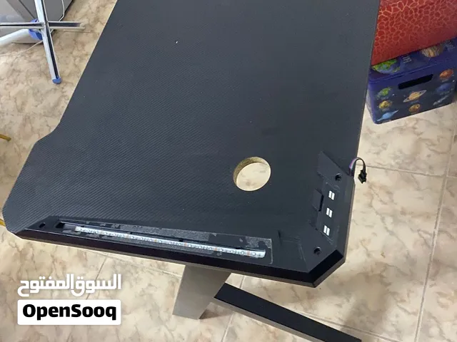 شو اسم الطاولة ما فيها ولا شي جديدة كأنها جديدة اللهم بس لا تقول لي هناك ما تبطل ولا فيها ولا شي أوك
