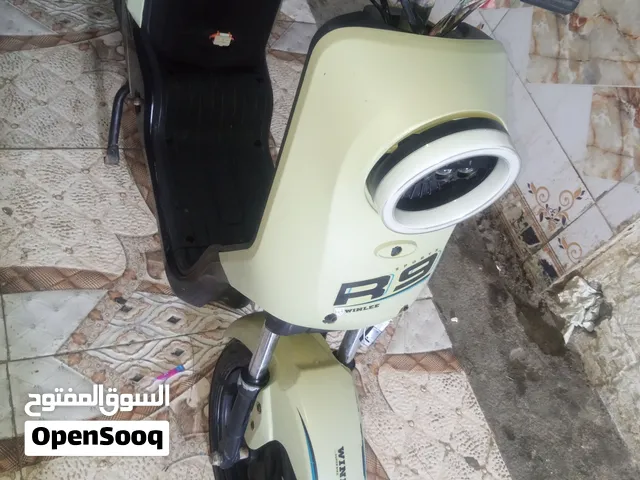 دراجة شحن للبيع ار 9 ناقصها بطاريات وعينه