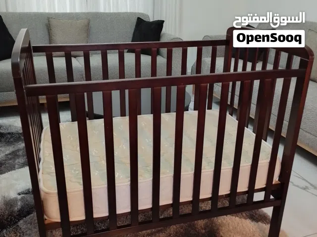سرير طفل مستعمل للبيع عرض