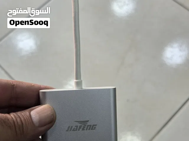 ادابتر توصيل بين الشاشة والتلفون او اي جهاز تاني