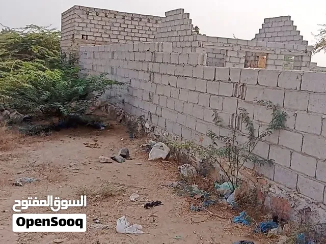 فرصه ذهبيه قطعة أرض للبيع بمساحة 18 متر طول وعرض 15متر محوشه جاهزة ويوجد داخل الحوش غرفه قريبه لزفلت