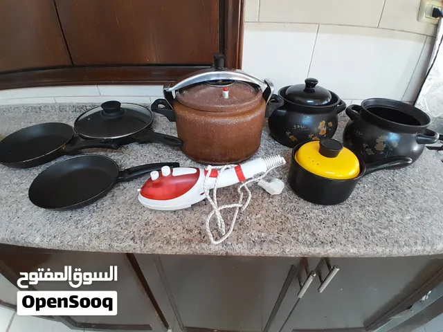 للبيع طقم أدوات طبخ وحلل مستعمل بحالة جيدة