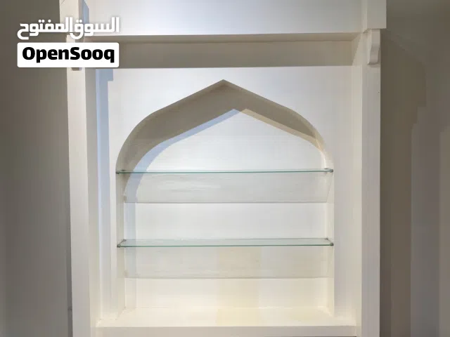 مكتبة عرض لتحف الفنيه والكتب