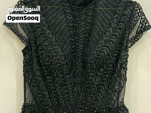 فستان سهرة أسود أنيق بتصميم راقي وتطريز