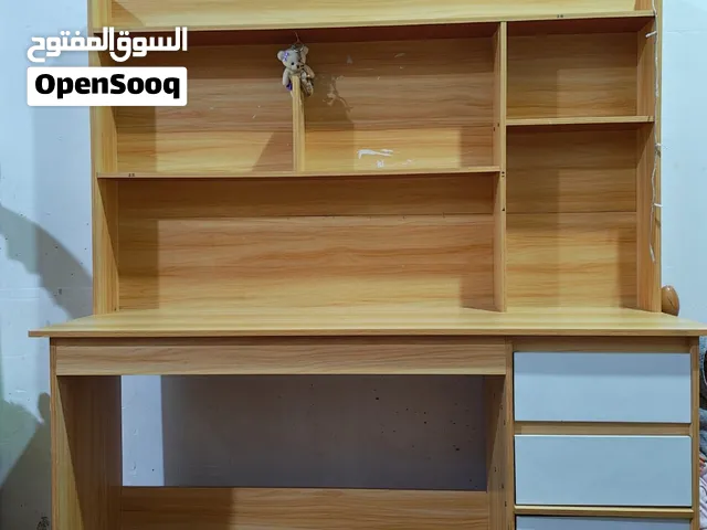 مكتب دراسي مع رفوف