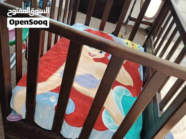 سرير أطفال مستعمل بحالة ممتازة تفصيل خشب ممتاز ومتين اله درح واسع و بفتح من جهة الام