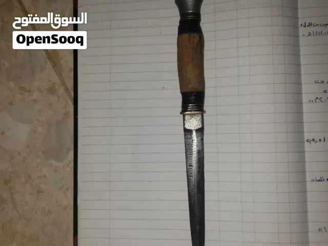 قطعه مميزه ذو نصل مدبب ومقبض خشبي مميز