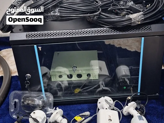طقم كاميرا كامل مع جميع الملحقات وصندوق تعليق  وشاشة مقاس 32 بوصة استخدام سنه واحده فقط بحالة الجدي